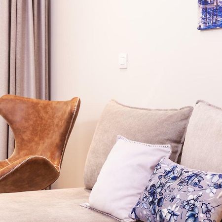 Sweet Suite Flora In Vouliagmeni Athens Exterior photo