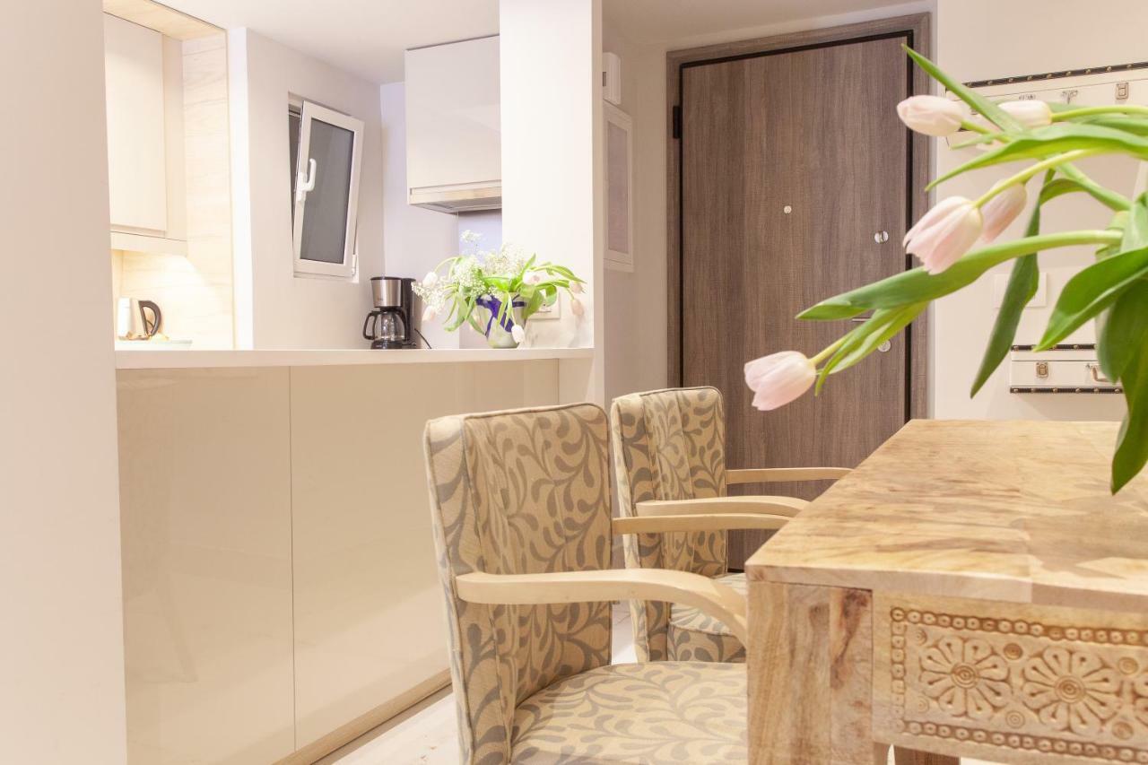 Sweet Suite Flora In Vouliagmeni Athens Exterior photo